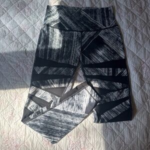 Black & White Striated Pattern Athletic Leggings